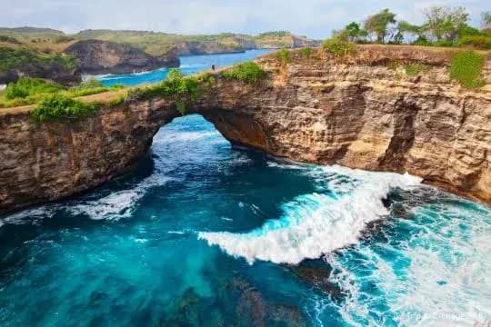 Broken Beach di Nusa Penida, Bali, ilustrasi liburan ke Bali