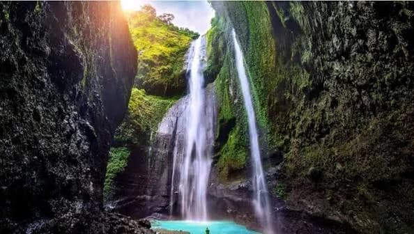 Air terjun bertingkat yang asri, ilustrasi wisata alam sekitar Bandung